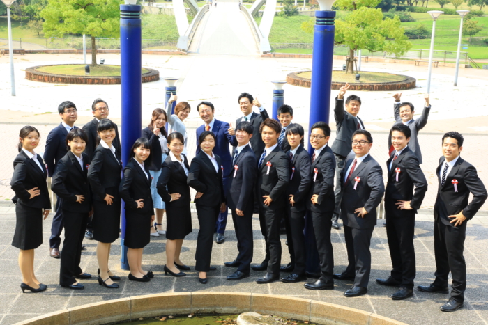 池の前で大集合して、ポーズをとっている