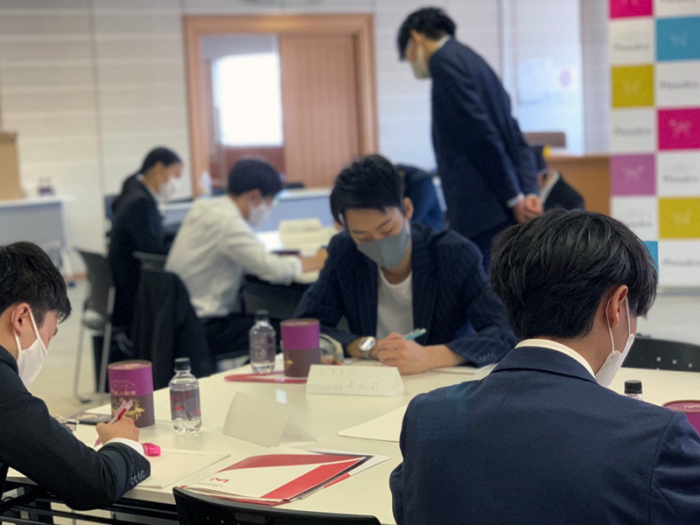 インターンシップの課題に取り組む学生達