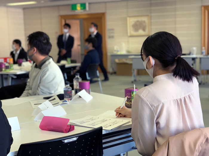 熱心に聞き入る学生達