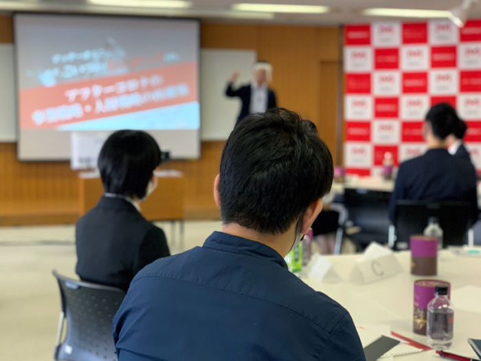 熱心に聞き入る学生達