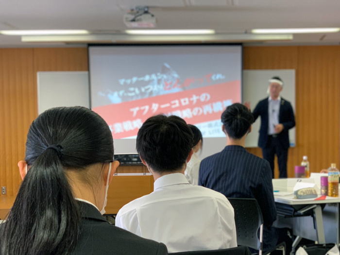 熱心に聞き入る学生達