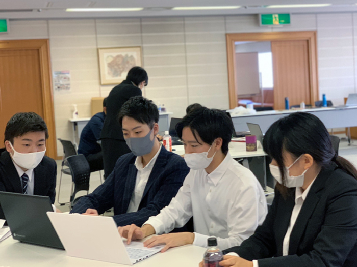 熱心に課題に取り組む学生達