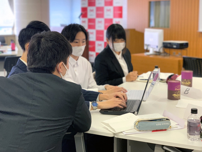 熱心に課題に取り組む学生達