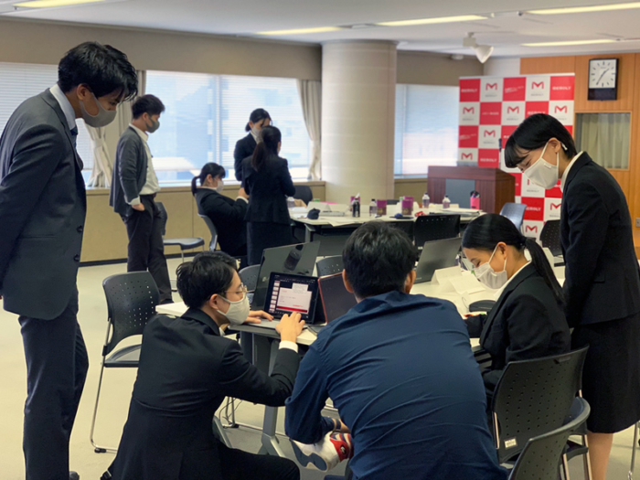 講師のサポートを受けて課題に取り組む学生達