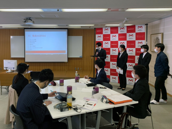 2日間の成果を発表する学生達