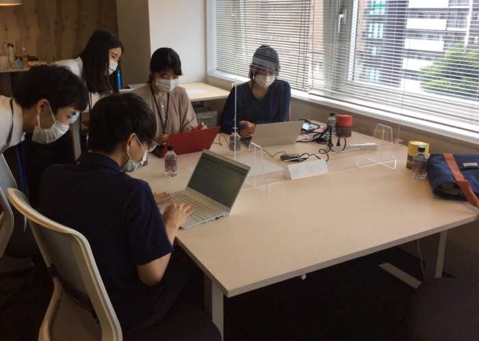 パソコンを利用して情報を集めている学生達