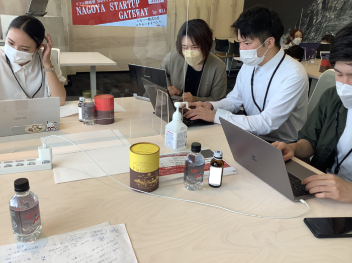 社員と学生がインターンシップの課題に関して話し合っている