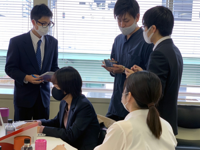意見交換をする学生達
