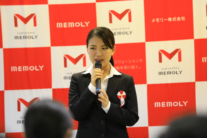 弾幕の前で初々しく話す女性内定者