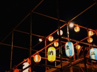 夏の夜、提灯が提げられた盆踊りの櫓