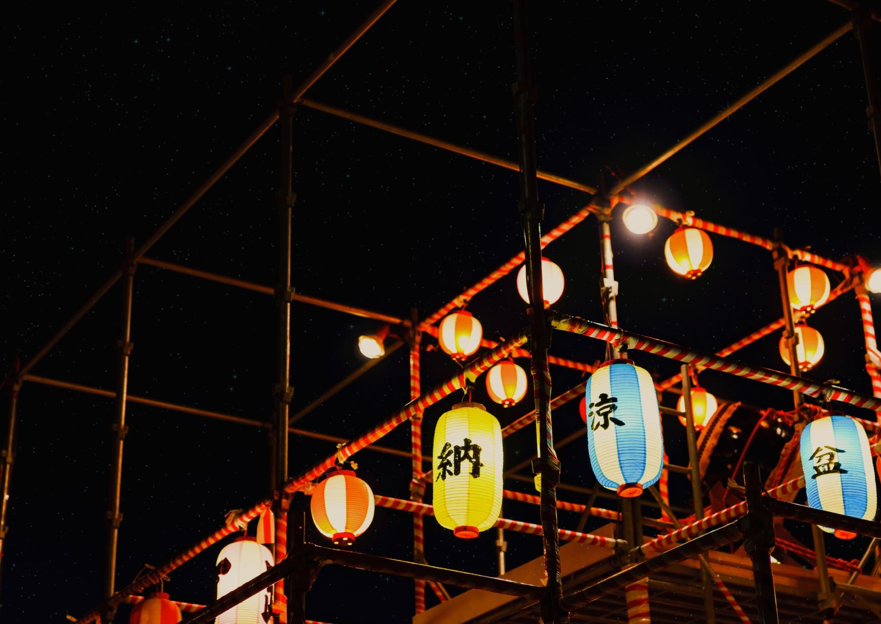 夏の夜、提灯が提げられた盆踊りの櫓