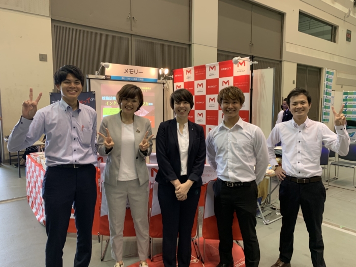 ブース前での集合写真