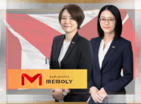 スーツをきて微笑む女性2名