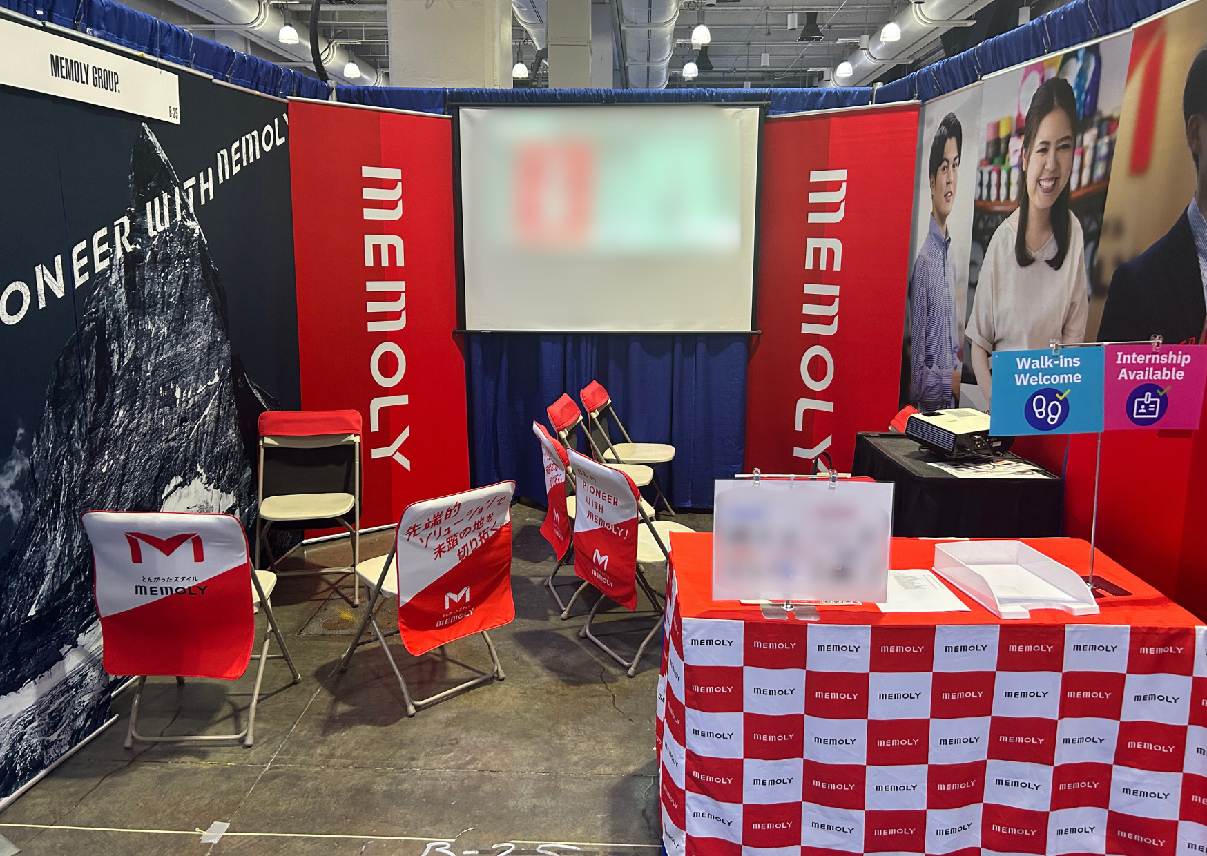 合同企業説明会での赤い装飾が施された自社ブース。