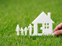 芝生の上に家と家族のオブジェ