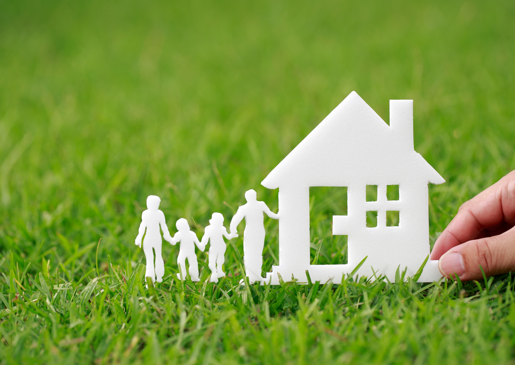 芝生の上に家と家族のオブジェ