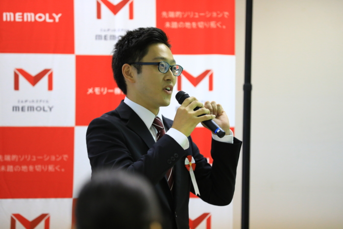 緊張した趣きでマイクを持つ男性内定者