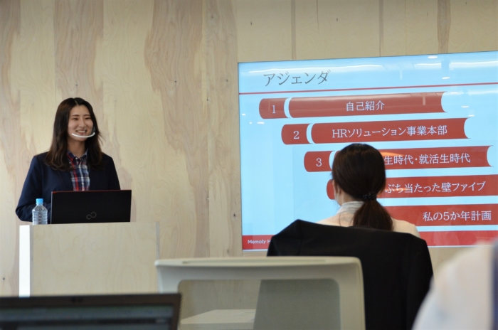 聴衆にプレゼンを行う女性