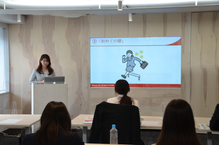 イラストのスライドを見せながら話をする女性