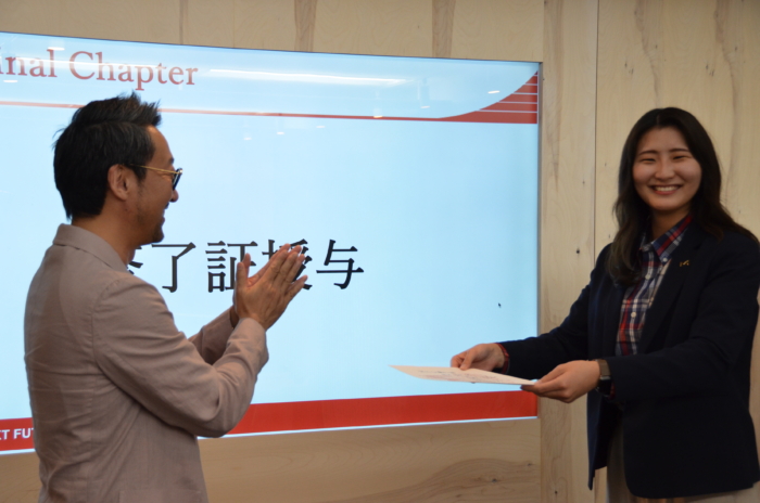 証書を笑顔で受け取る女性