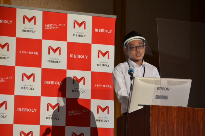 モニター前にして熱弁する若手男性社員