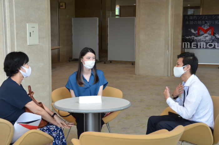 丸いテーブルで3人で語り合う