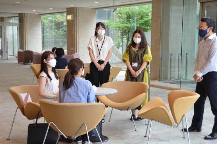 女性4人に加わる体格のよい男性