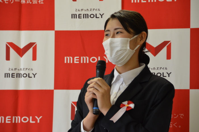 未来に希望を抱き語る女性