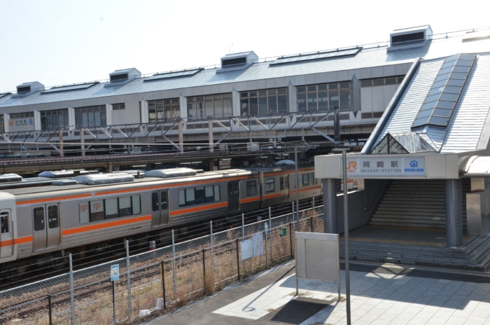 電車が到着したJR岡崎駅