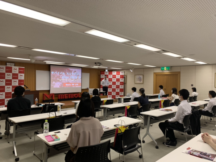 会場内で講演を聞く学生