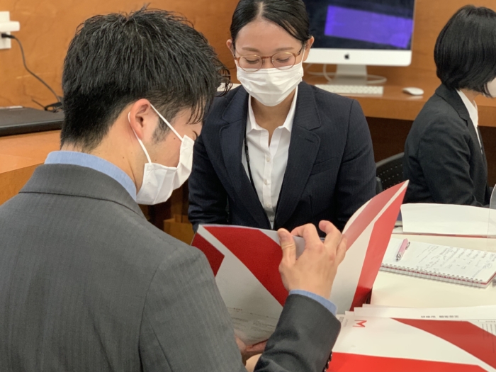 会社説明を行う男性社員