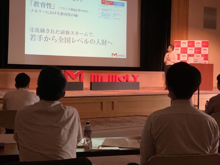 父と息子が並んで真剣に講演を聞いている