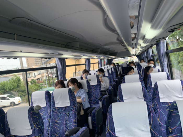 バスに乗る複数世帯