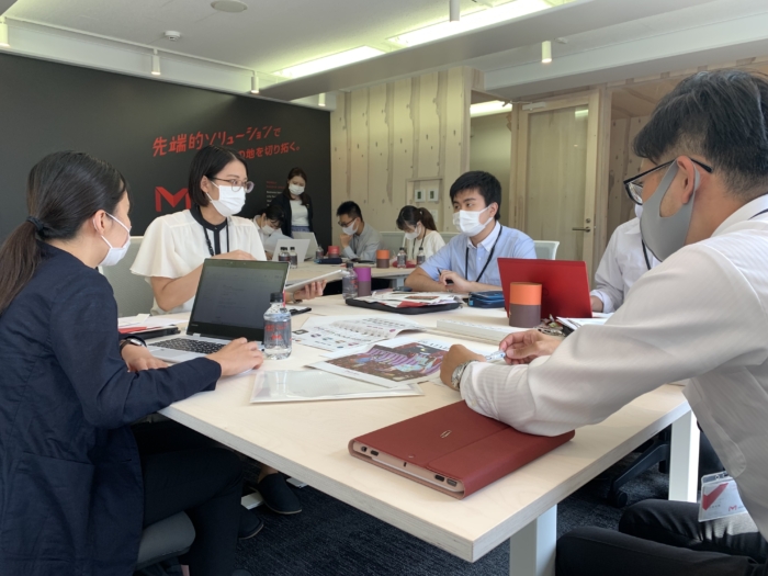 学生と社員が討論している様子