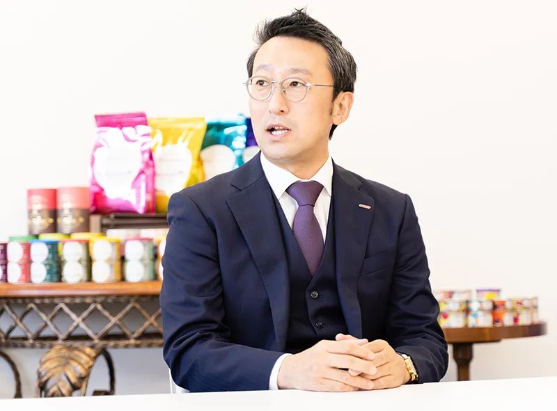 真面目に話すメガネをかけた男性