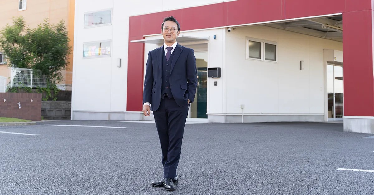 スーツで佇むメガネをかけた男性