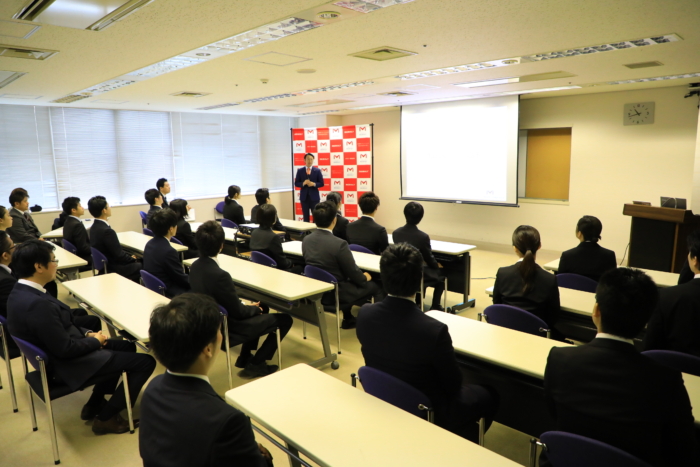 スーツを着て式に参加している会場全体