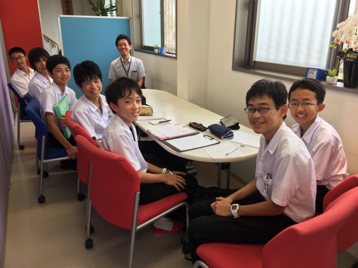 笑顔の男子学生7人と男性社員