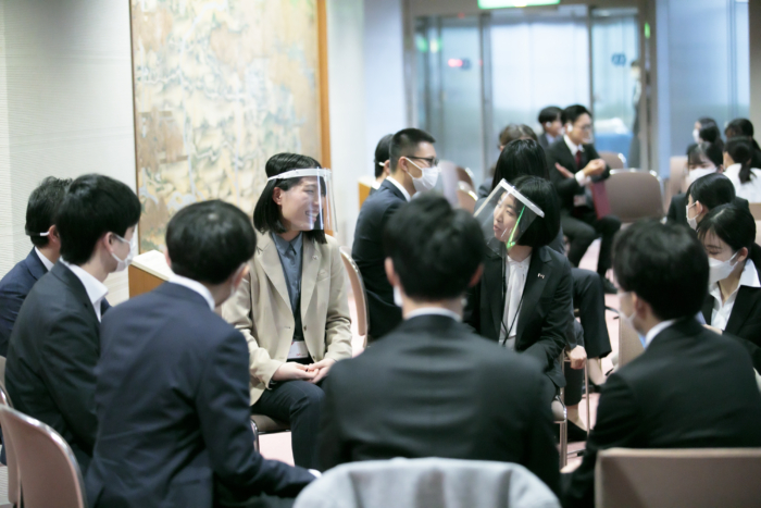 笑いあう社員と学生たち