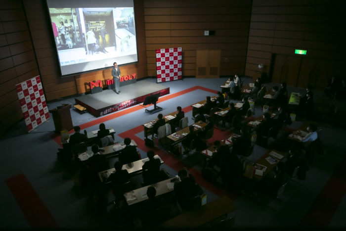 上からホールの人々を見た写真