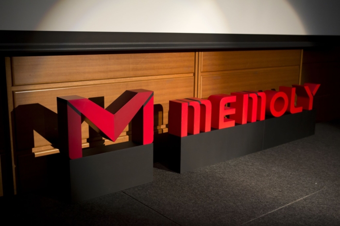 舞台の上に並ぶ赤い立体的なロゴマーク