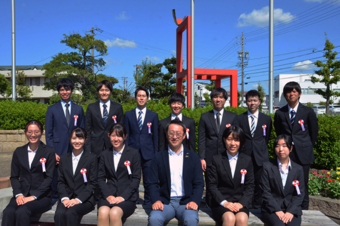 青空の下でそろった内定者