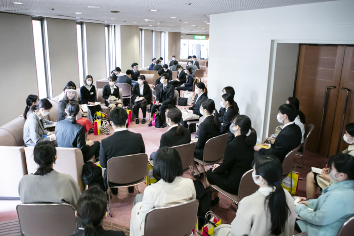 ラウンジエリアで話を聞く学生たち