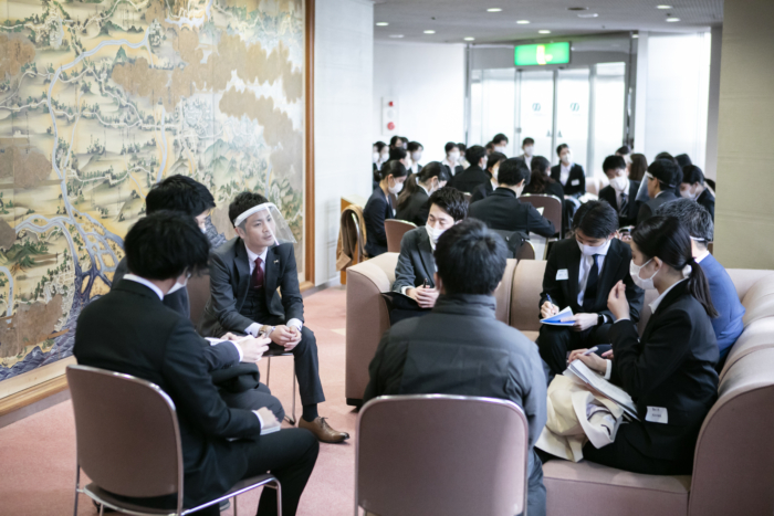 ラウンジエリアで集まる学生